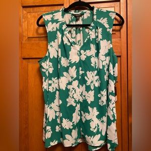 Vera Wang green and white floral sleeveless blouse